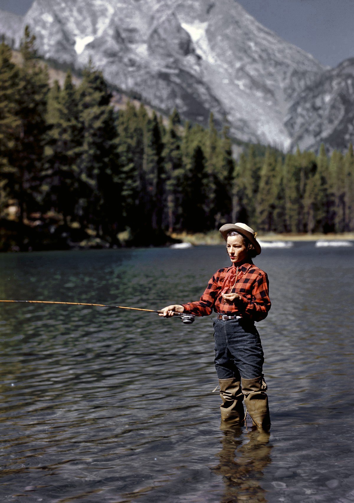 Эстер Аллен ловит форель в озере, Джексон-Хоул, 1948. Фотограф Альфред Эйзенштадт