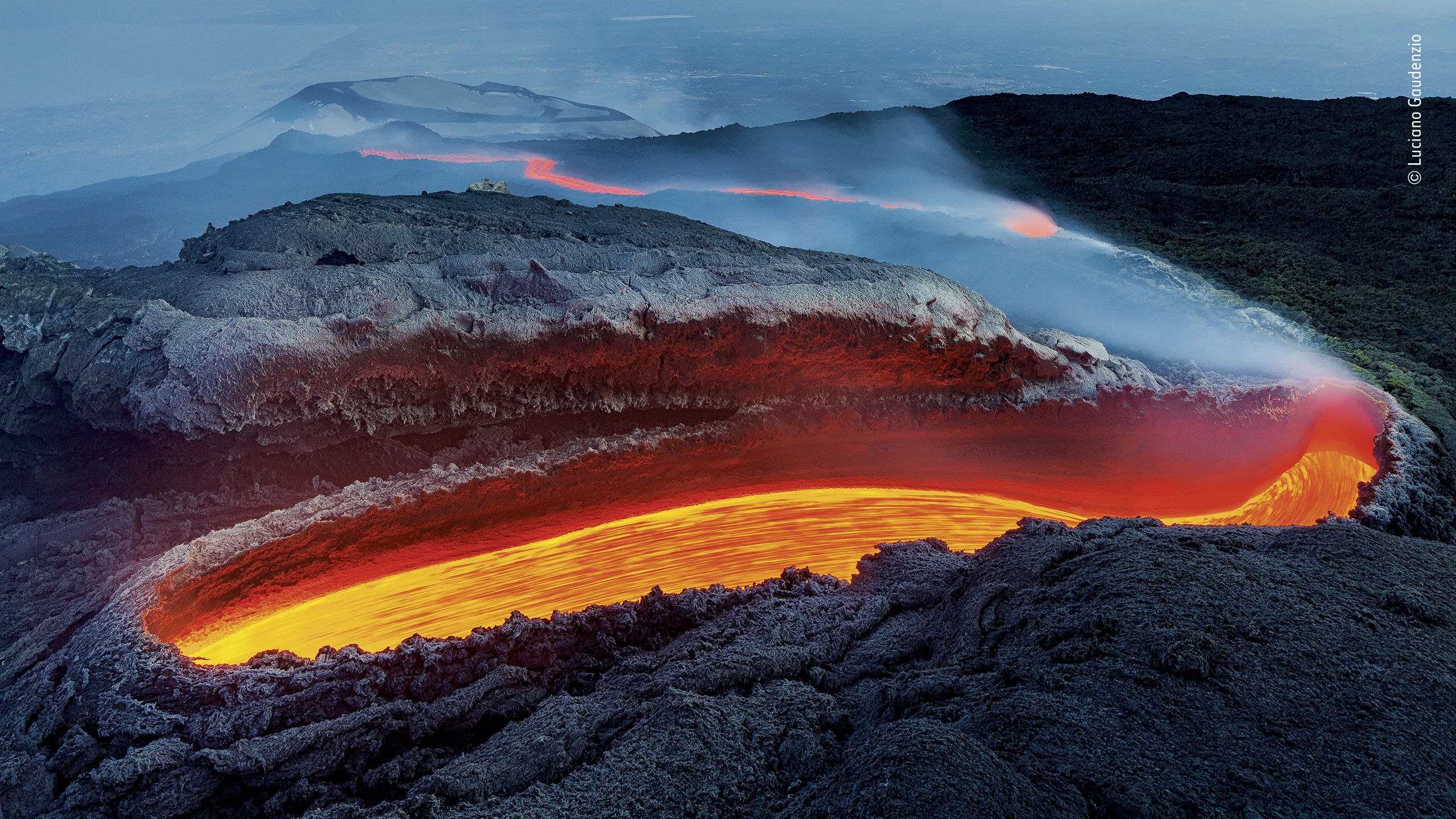 Победитель в категории «Земная среда обитания», 2020. «Огненная река вулкана Этна». Автор Лучано Гауденцио