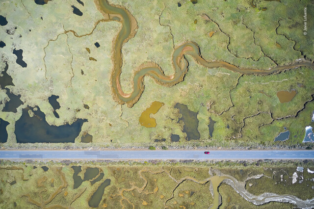 Победитель в категории Водно-болотные угодья, 2021. Дорога, разделяющая водно-болотные угодья на юге Испании, где река Одьель сливается с Тинто. Автор Хавьер Лафуэнте