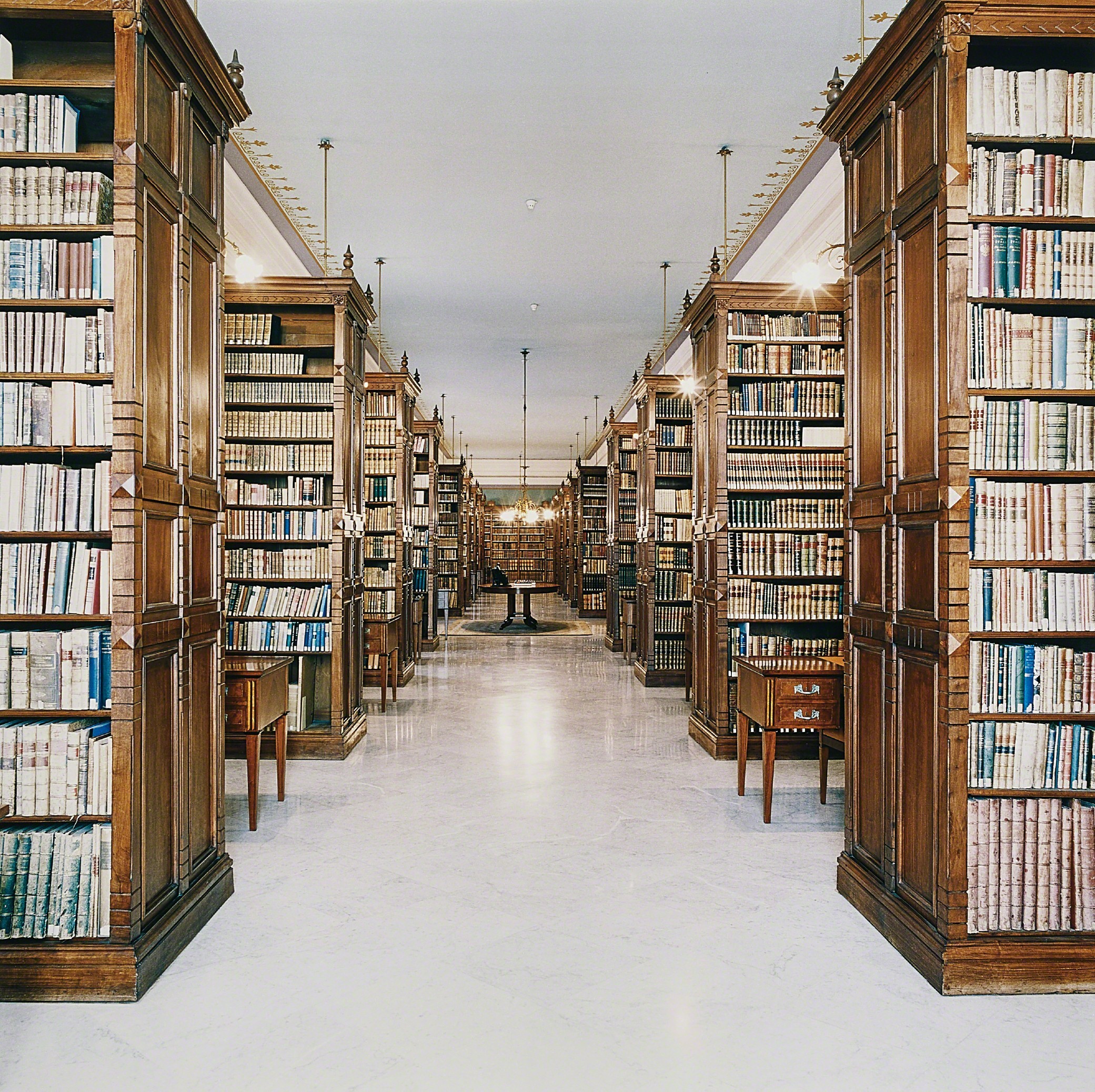 Библиотека Королевской академии испанского языка, Мадрид, 2000. Фотограф Кандида Хёфер