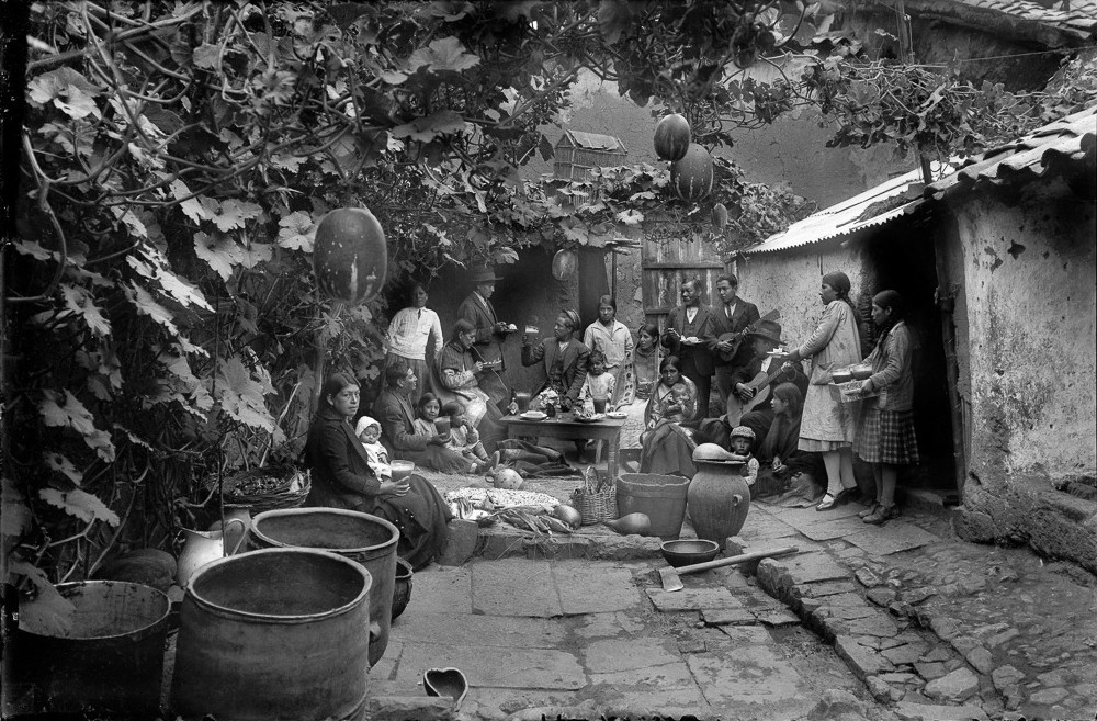 Праздничный обед, 1930. Фотограф Мартин Чамби