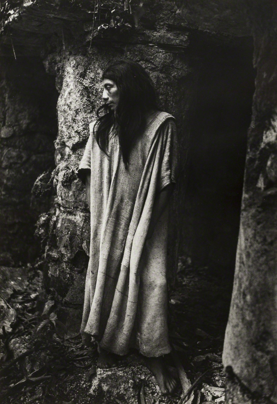 В храме Красного Тигра, 1949. Фотограф Мануэль Альварес Браво