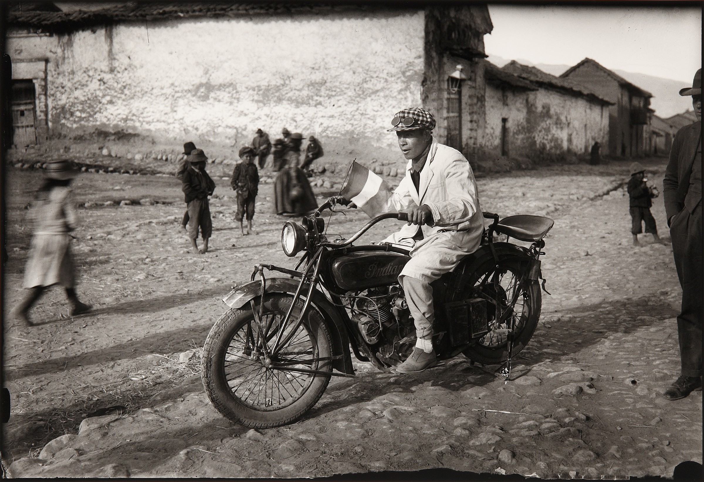 Первый мотоцикл в Куско, 1930. Фотограф Мартин Чамби