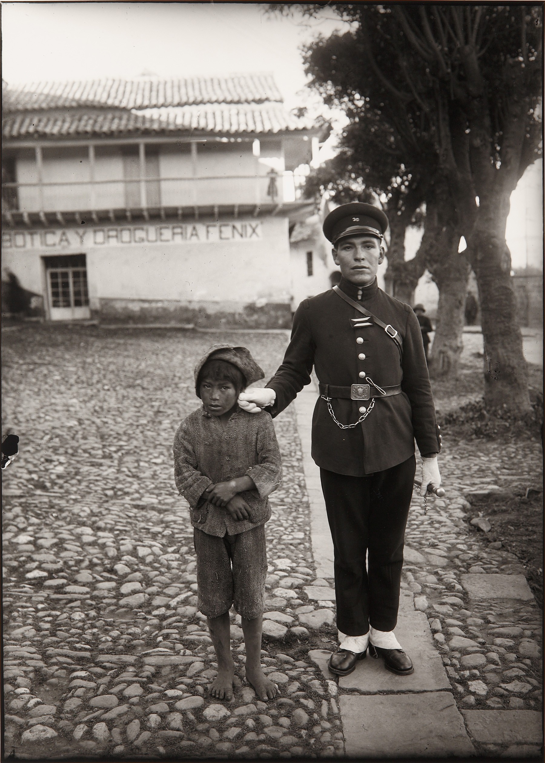 Полицейский задержал ребёнка, Куско, Перу, 1924. Фотограф Мартин Чамби
