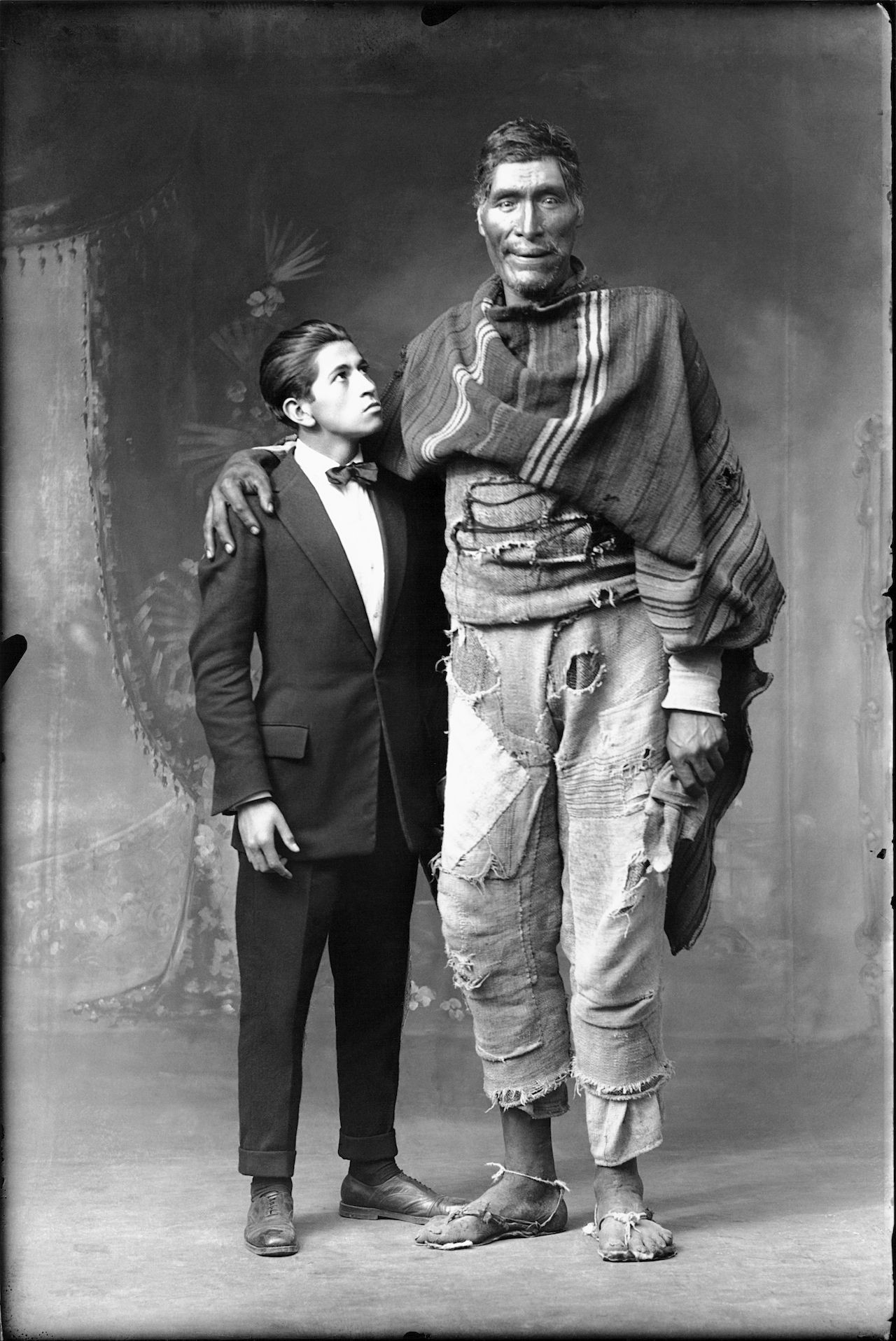 Два гиганта из Куско, 1925. Фотограф Мартин Чамби