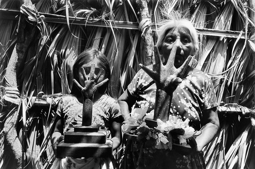 Руки. Хучитан, 1986. Фотограф Грасьела Итурбиде
