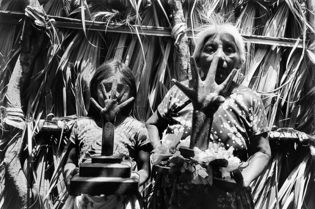 «Руки». Хучитан, 1986. Фотограф Грасьела Итурбиде