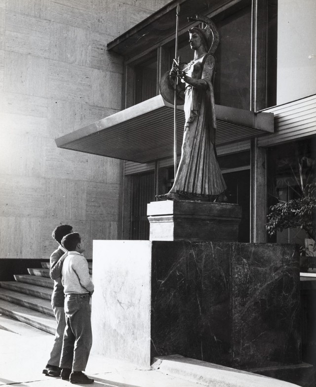 Библиотека Луиса Анхеля Аранго, публичная библиотека в Боготе, Колумбия, ок. 1970. Фотограф Лео Матиз