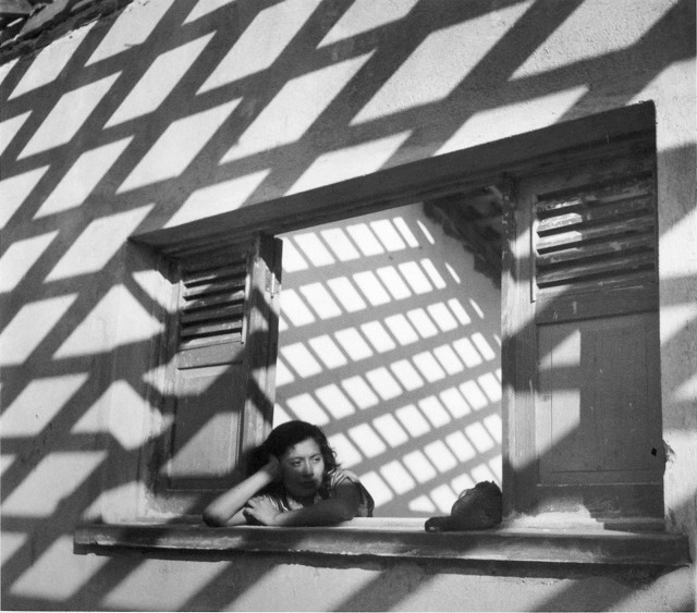 В добровольном заточении (11 утра), 1950. Фотограф Лола Альварес Браво