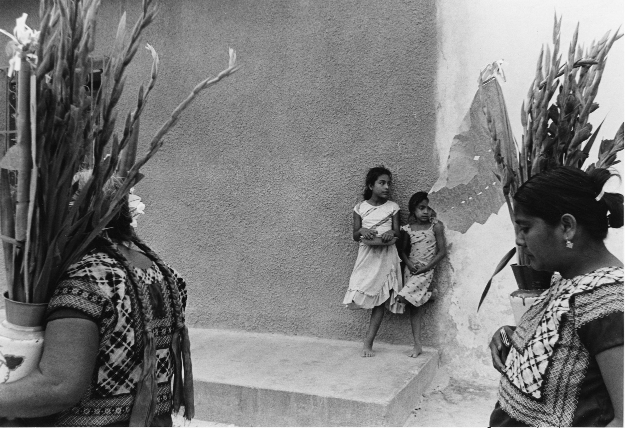 Две девочки, 1989. Фотограф Грасьела Итурбиде