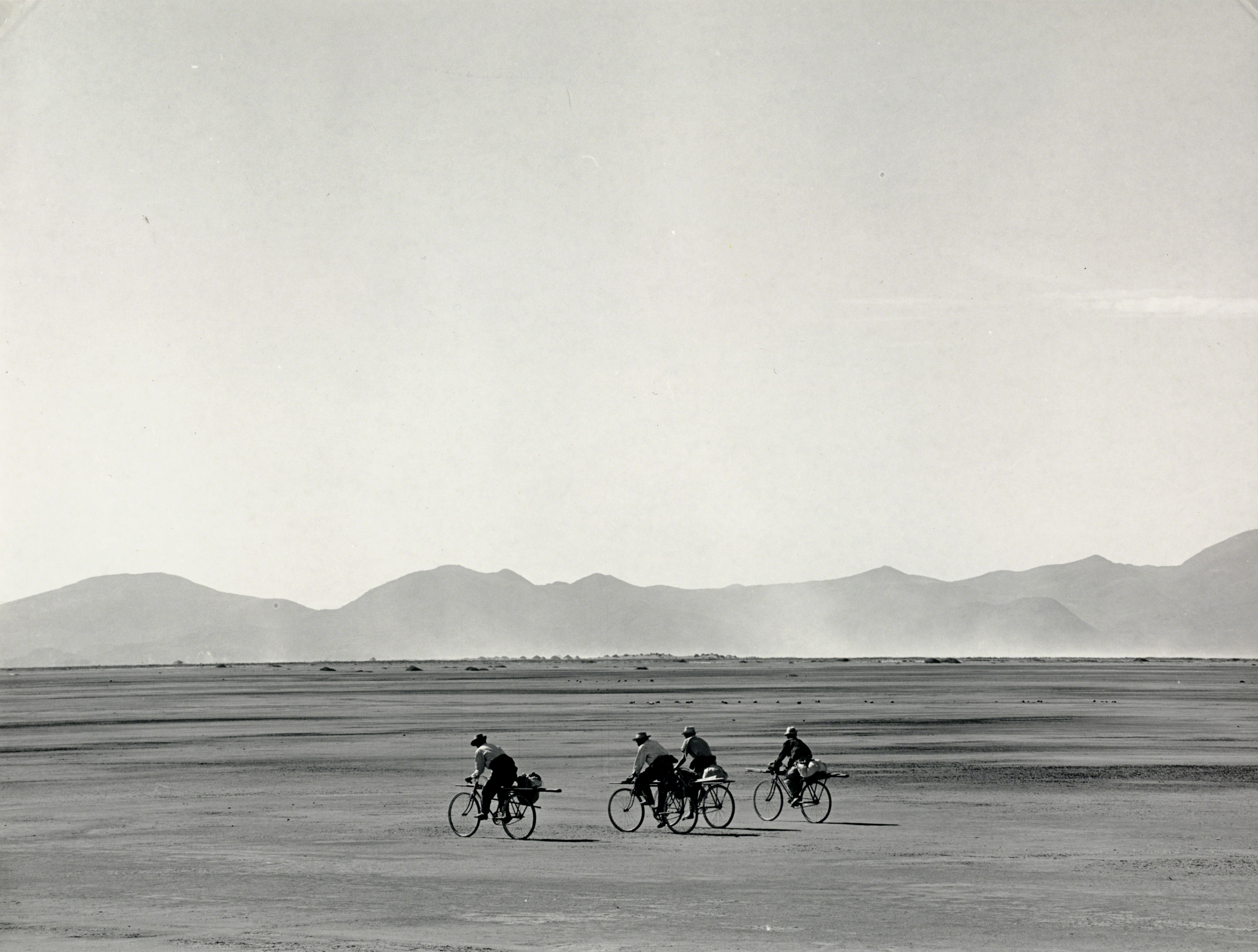 На велосипедах в воскресенье, 1966. Фотограф Мануэль Альварес Браво