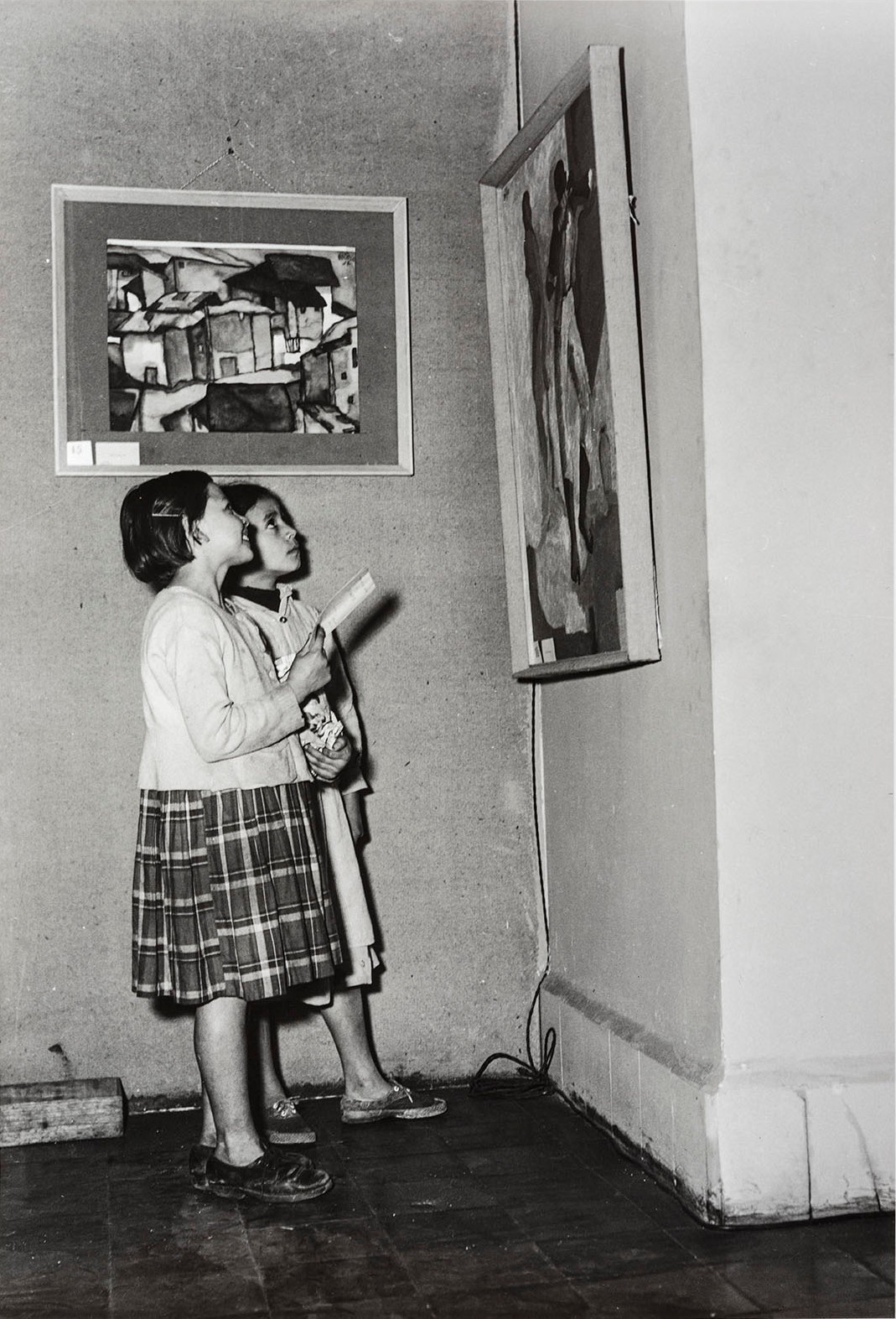 На выставке колумбийского художника Фернандо Ботеро, 1954. Фотограф Лео ...