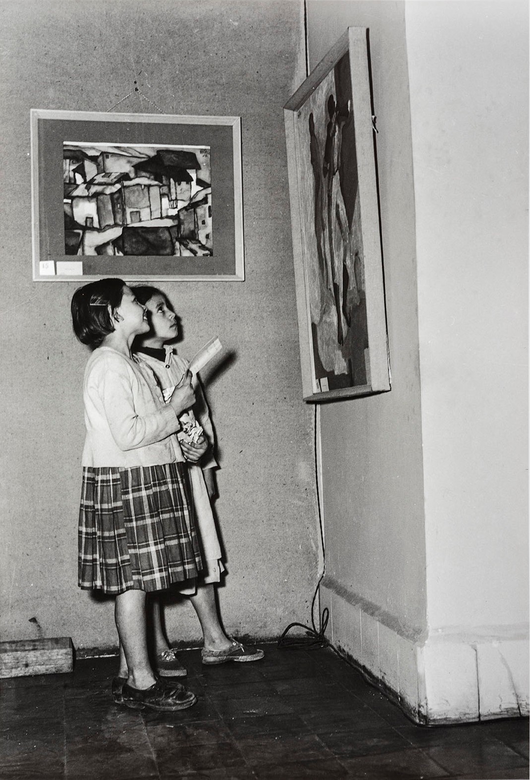 На выставке колумбийского художника Фернандо Ботеро, 1954. Фотограф Лео Матиз
