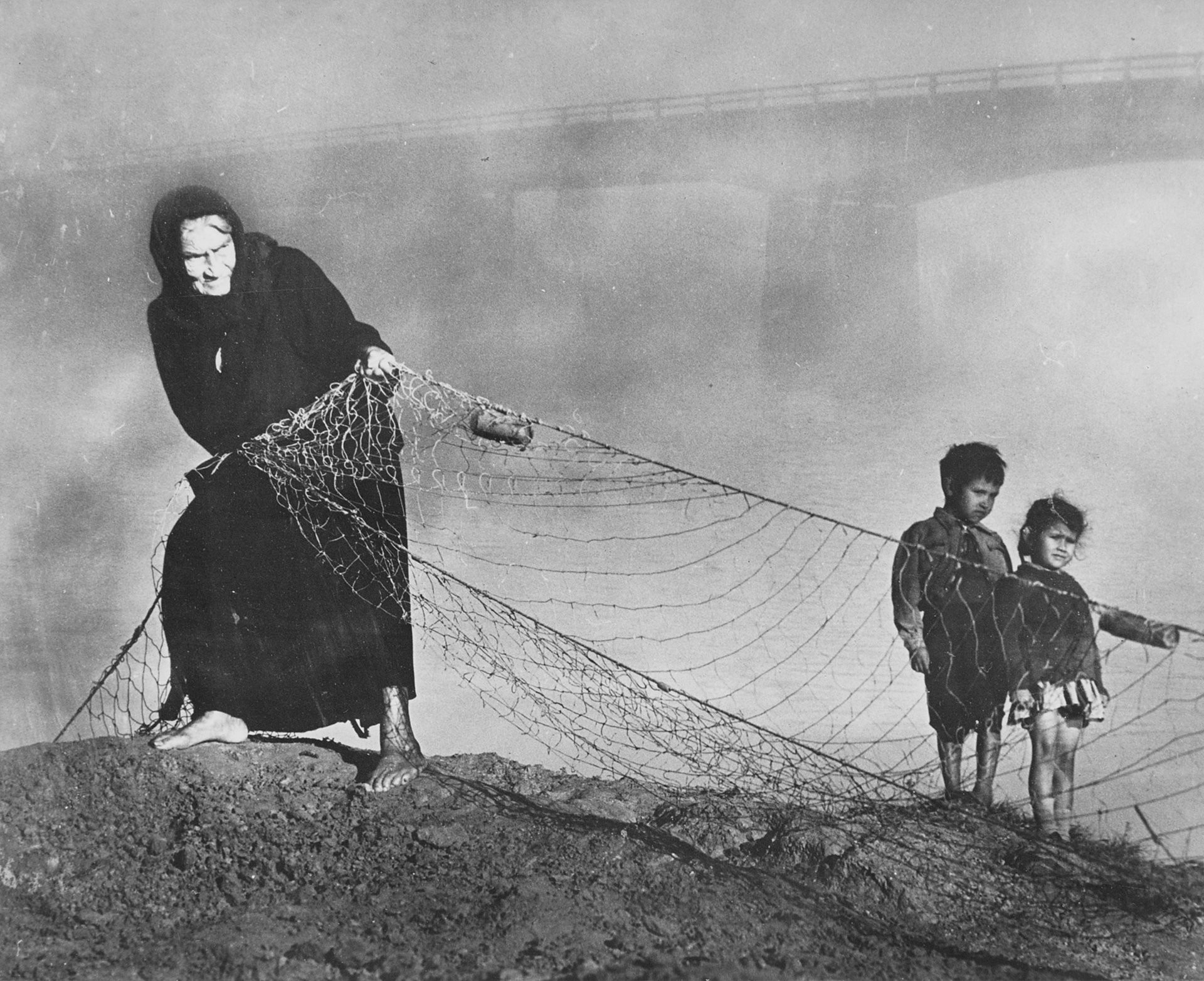 Рыбачка собирает рыболовные сети, 1963. Фотограф Педро Луис Раота