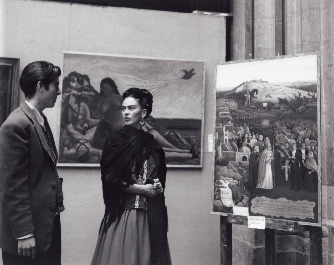 Фрида Кало и Артуро Эстрада на выставке картин, 1944. Фотограф Лола Альварес Браво