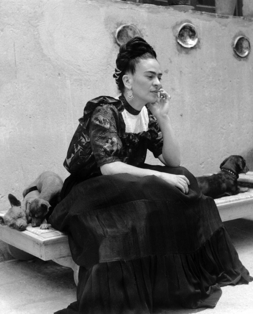 Фрида Кало со своими собаками, 1944. Автор Лола Альварес Браво
