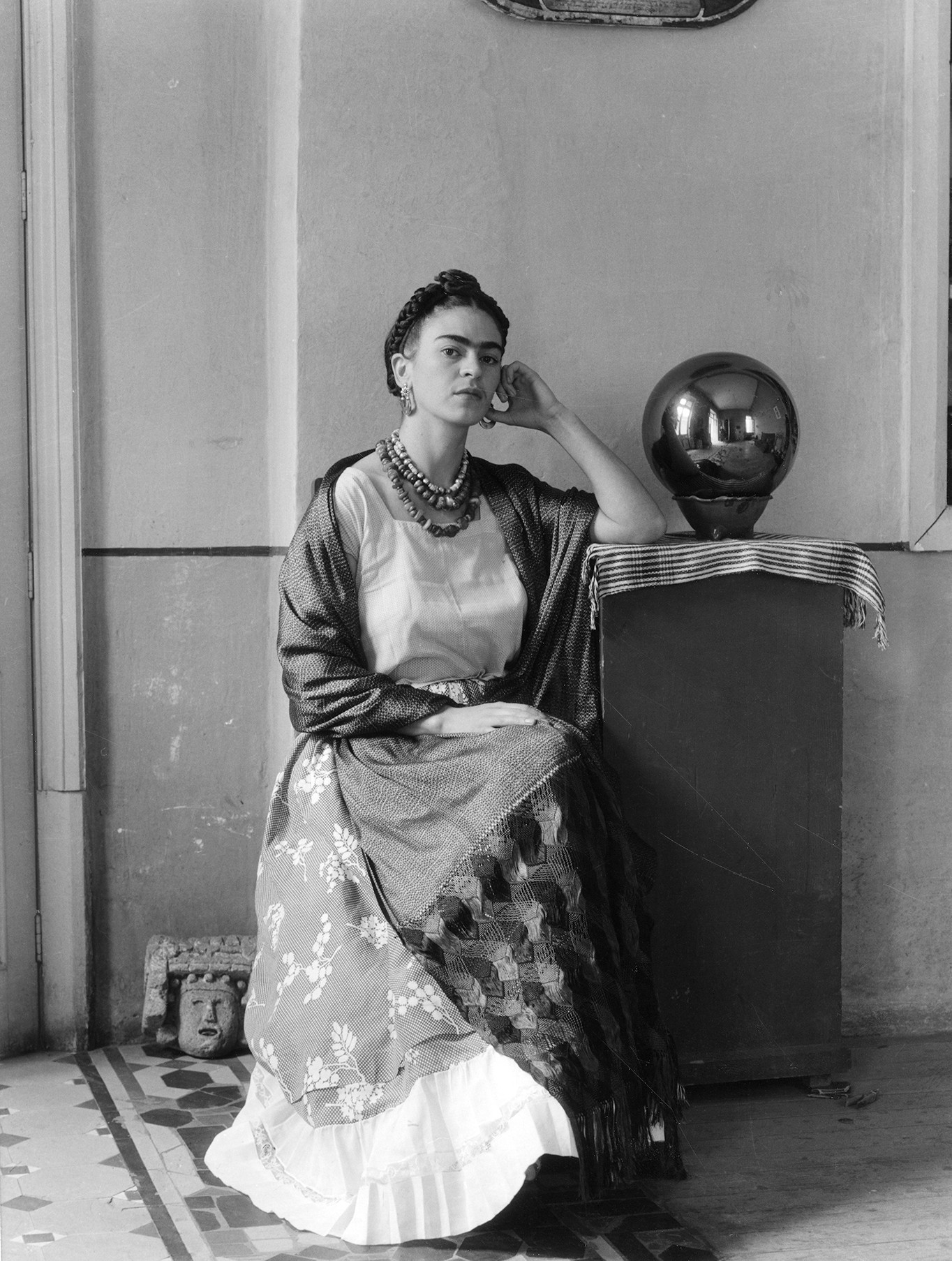 Фрида сидящая, 1938. Фотограф Мануэль Альварес Браво