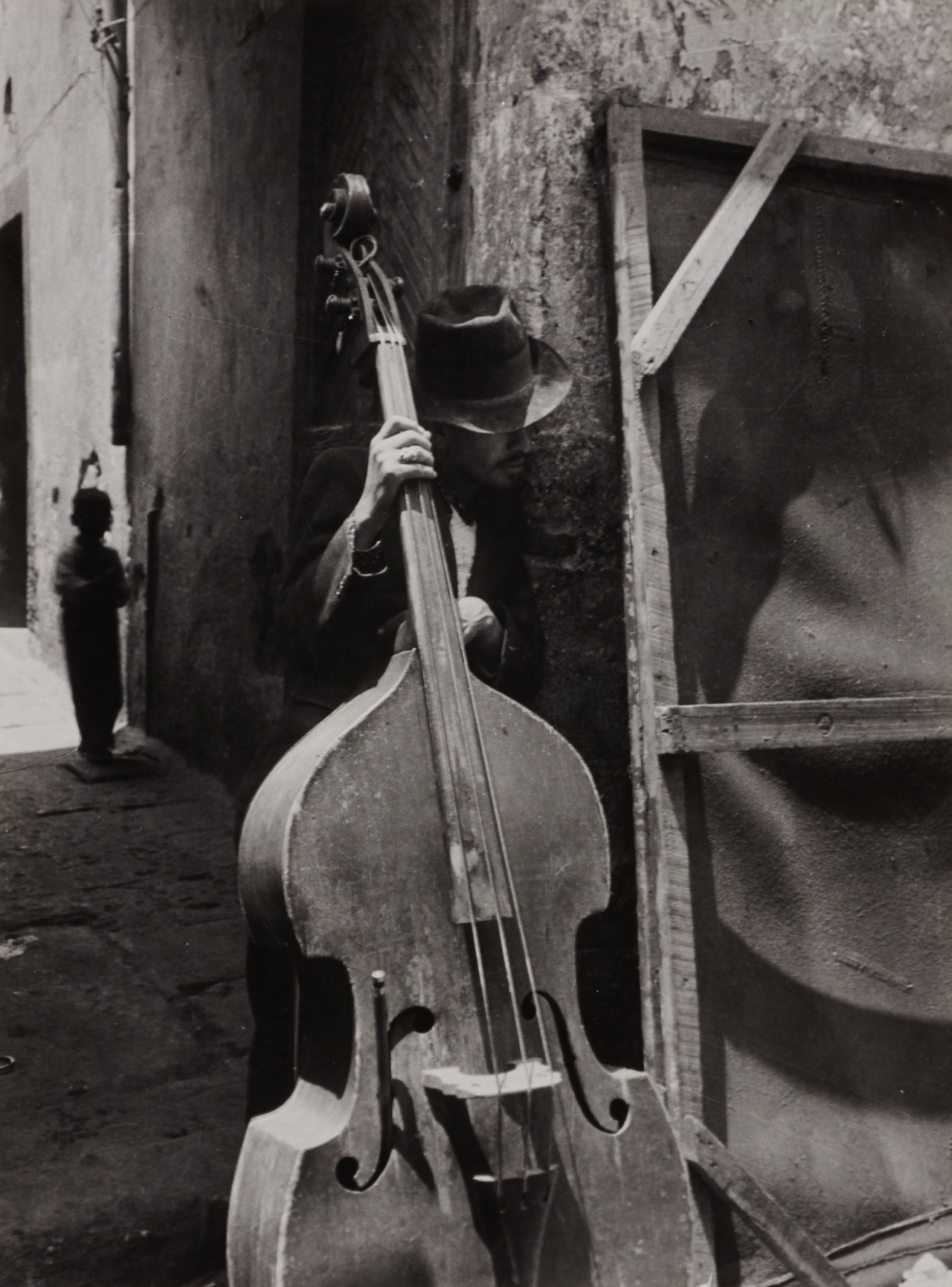 Человек с контрабасом, 1950-е. Фотограф Лола Альварес Браво