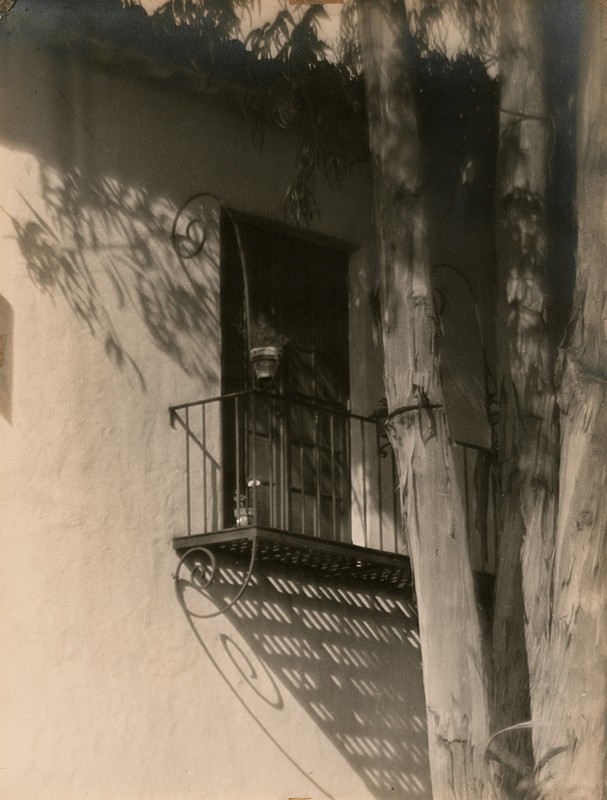 Затененная стена отель Билтмор, Санта-Барбара, 1929. Фотограф Альма Лэвенсон