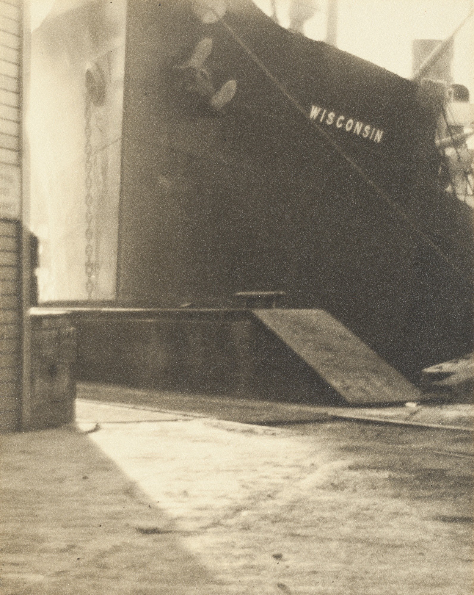 Пришвартованный корабль, ок. 1930. Фотограф Альма Лэвенсон