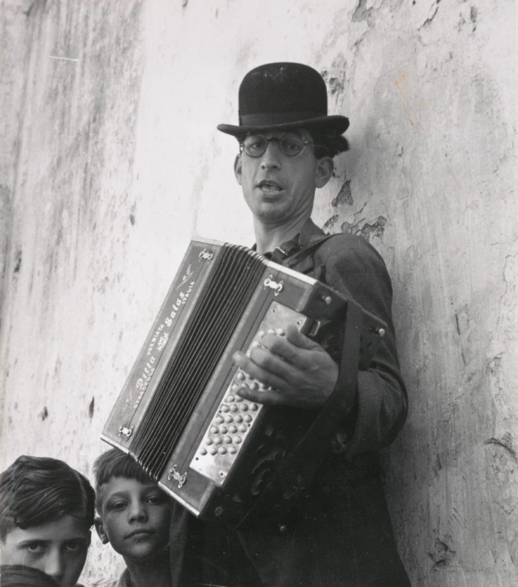 Бродячий музыкант, Испания, 1930. Фотограф Генри Свифт