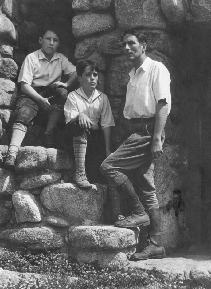 обинсон Джефферс с сыновьями. Кармел, 1930. Фотограф Эдвард Уэстон