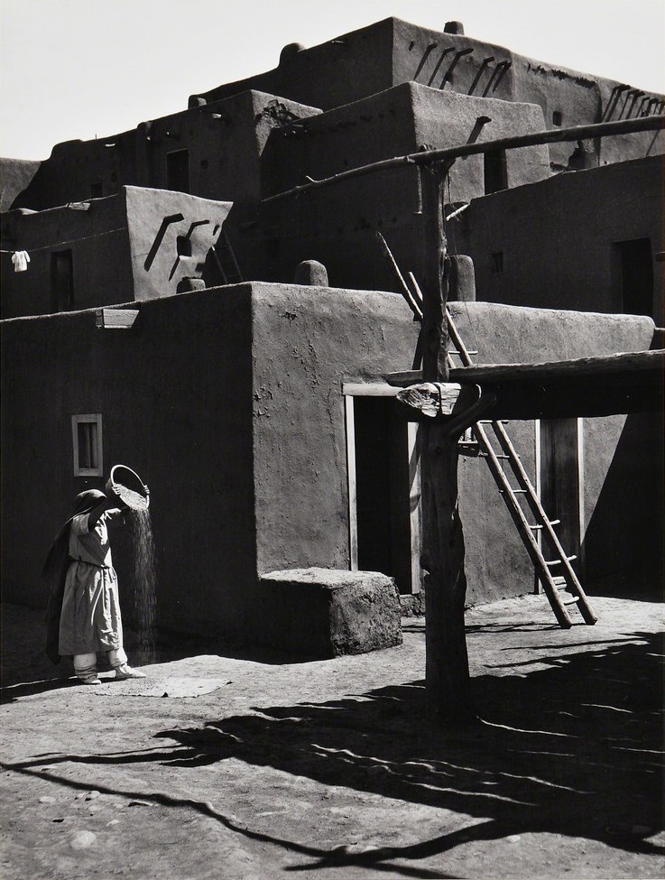 Веяние зерна. Таос-Пуэбло, 1929. Фотограф Энсел Адамс