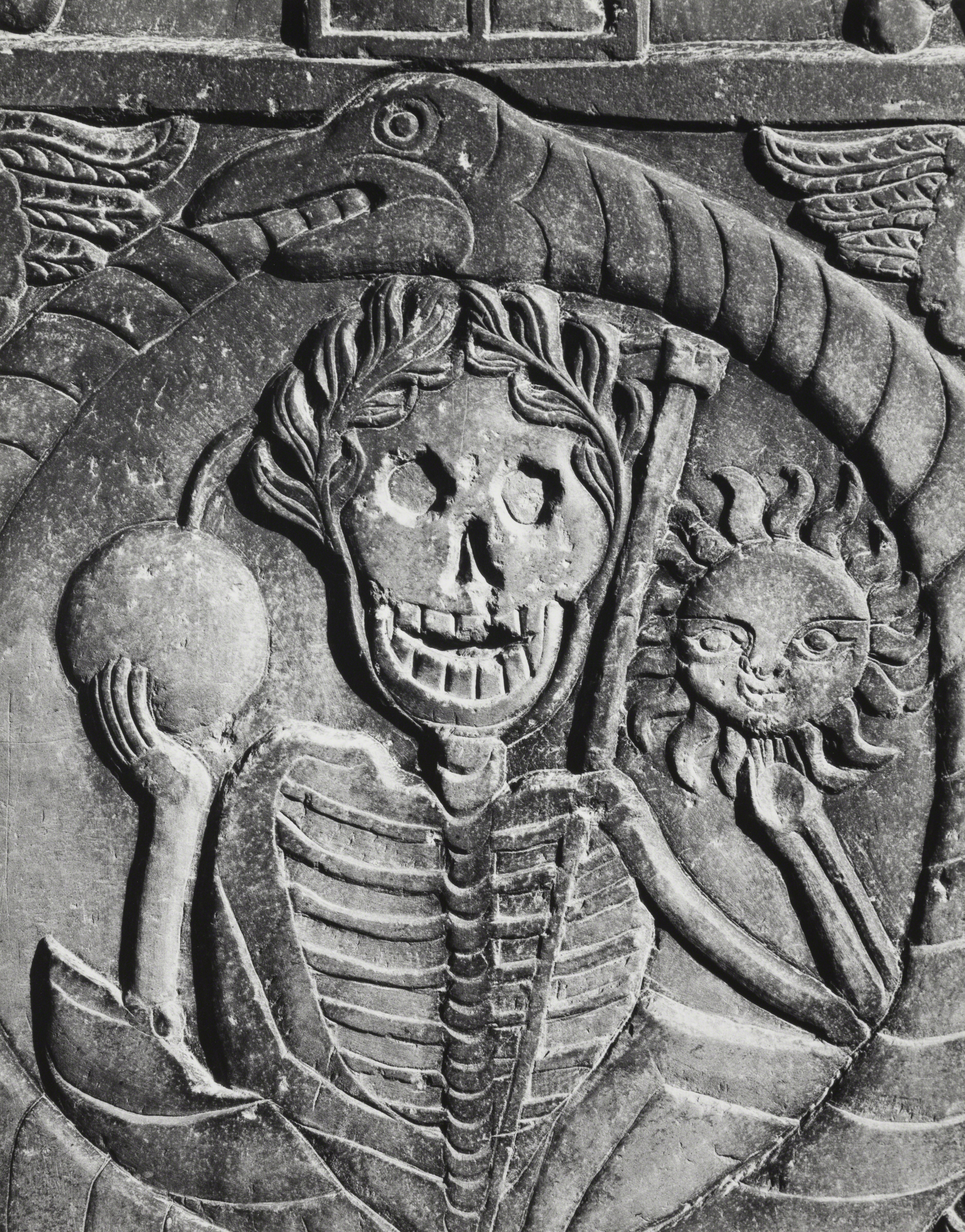 Надгробие (скелет и змея), 1940. Фотограф Энсел Адамс