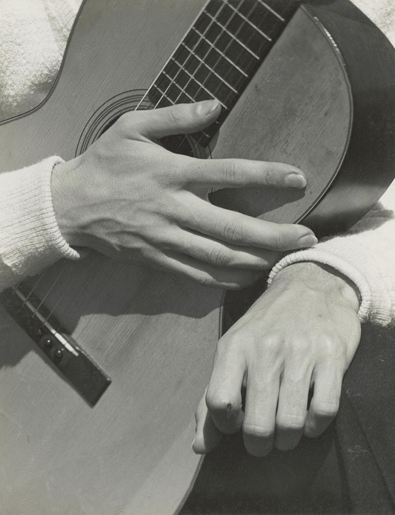 Руки и гитара, 1933. Фотограф Соня Носковяк