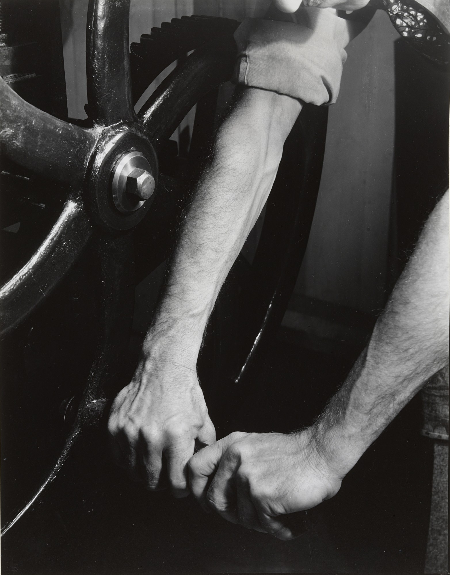 Руки Роя Партриджа на гравировальном оборудовании, 1932. Фотограф Имоджен Каннингем