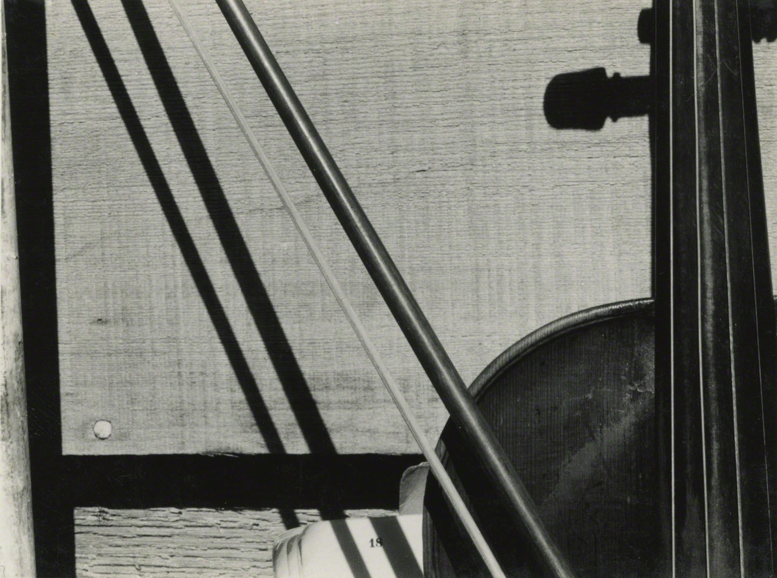 Скрипка и смычок, 1930. Фотограф Соня Носковяк