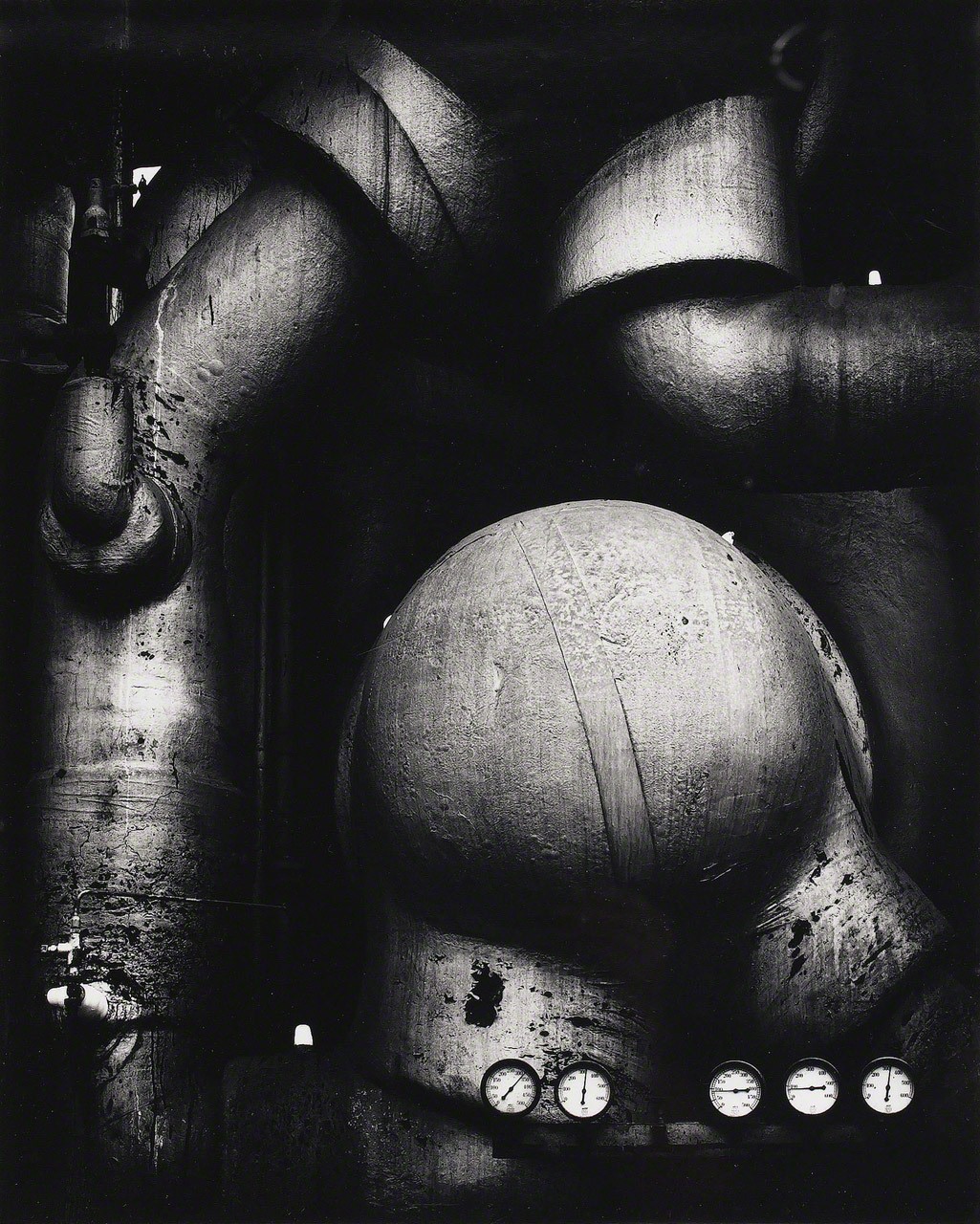 Трубы и датчики. Западная Вирджиния, ок. 1939. Фотограф Энсел Адамс