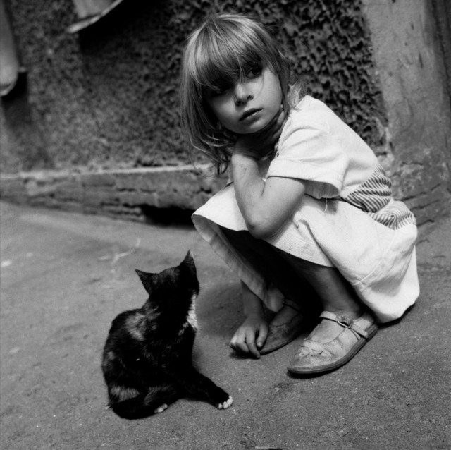 Девочка и котёнок, 1993. Фотограф Мария Снигиревская