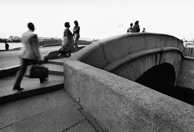 Туда-сюда. Ленинград, 1980. Фотограф Станислав Чабуткин