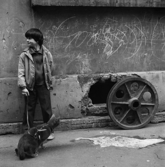 Мальчик с кошкой, 1992. Фотограф Мария Снигиревская