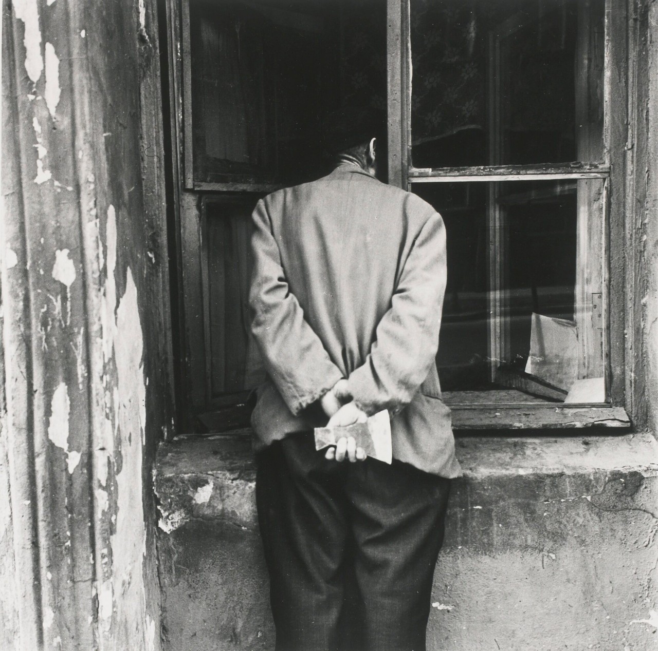 Человек с топором, Ленинград, 1975. Фотограф Борис Смелов