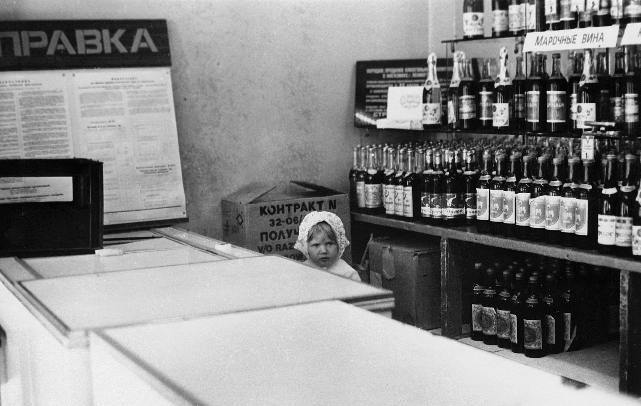 Интерьер винной лавки, Ленинград, 1970-е. Фотограф Сергей Подгорков