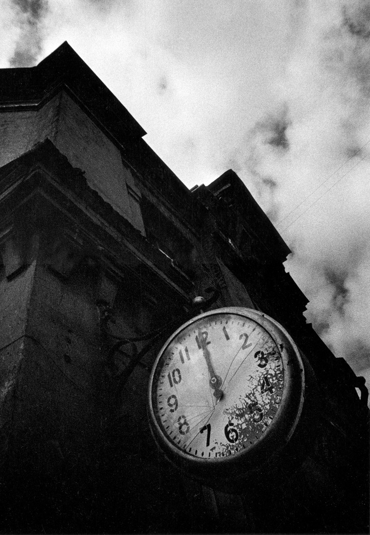 Разбитые часы, 1975. Фотограф Леонид Богданов