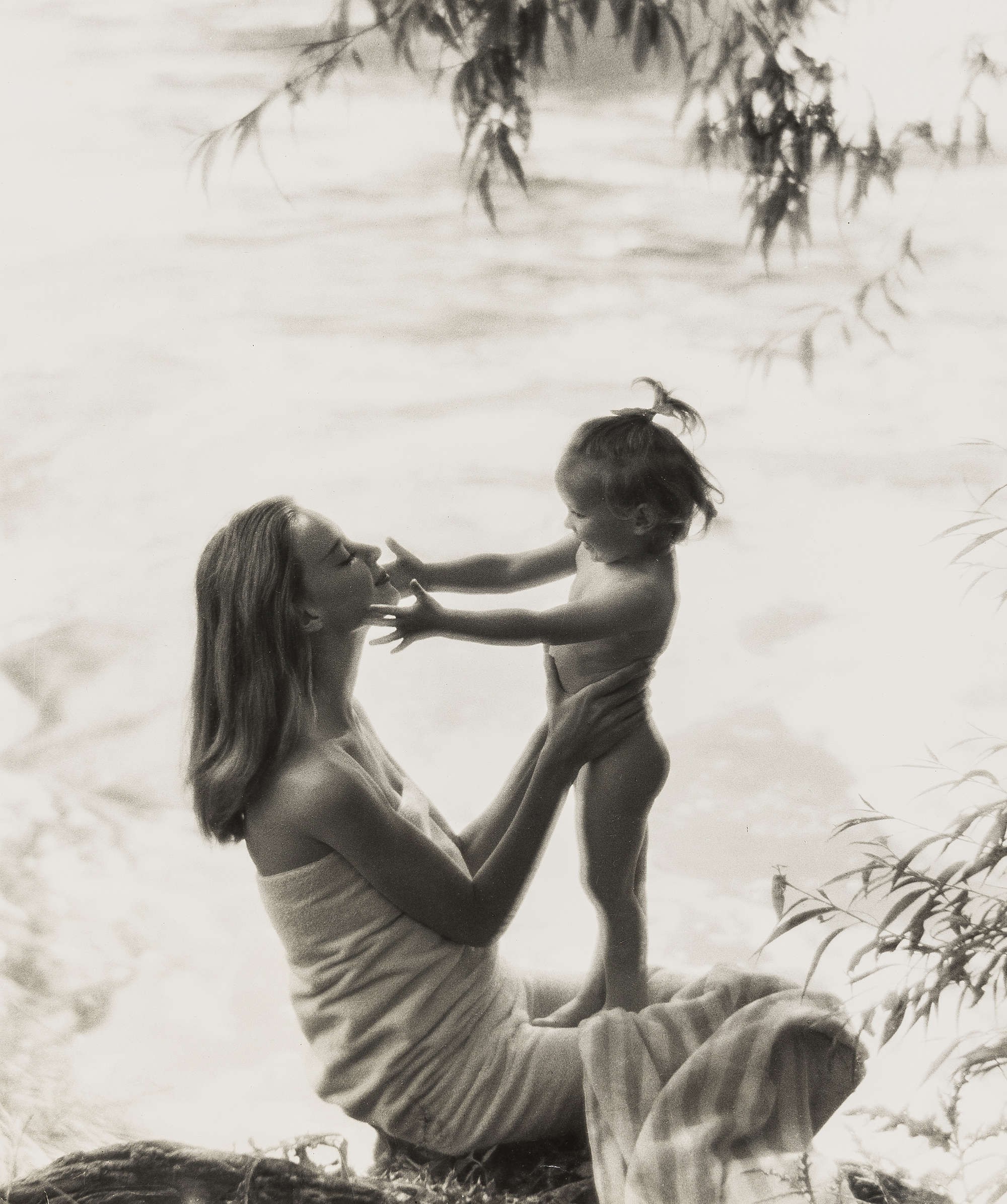 Нена Шлебрюгге с ребёнком на реке Темзе, для рекламы мыла Dove. Норман Паркинсон