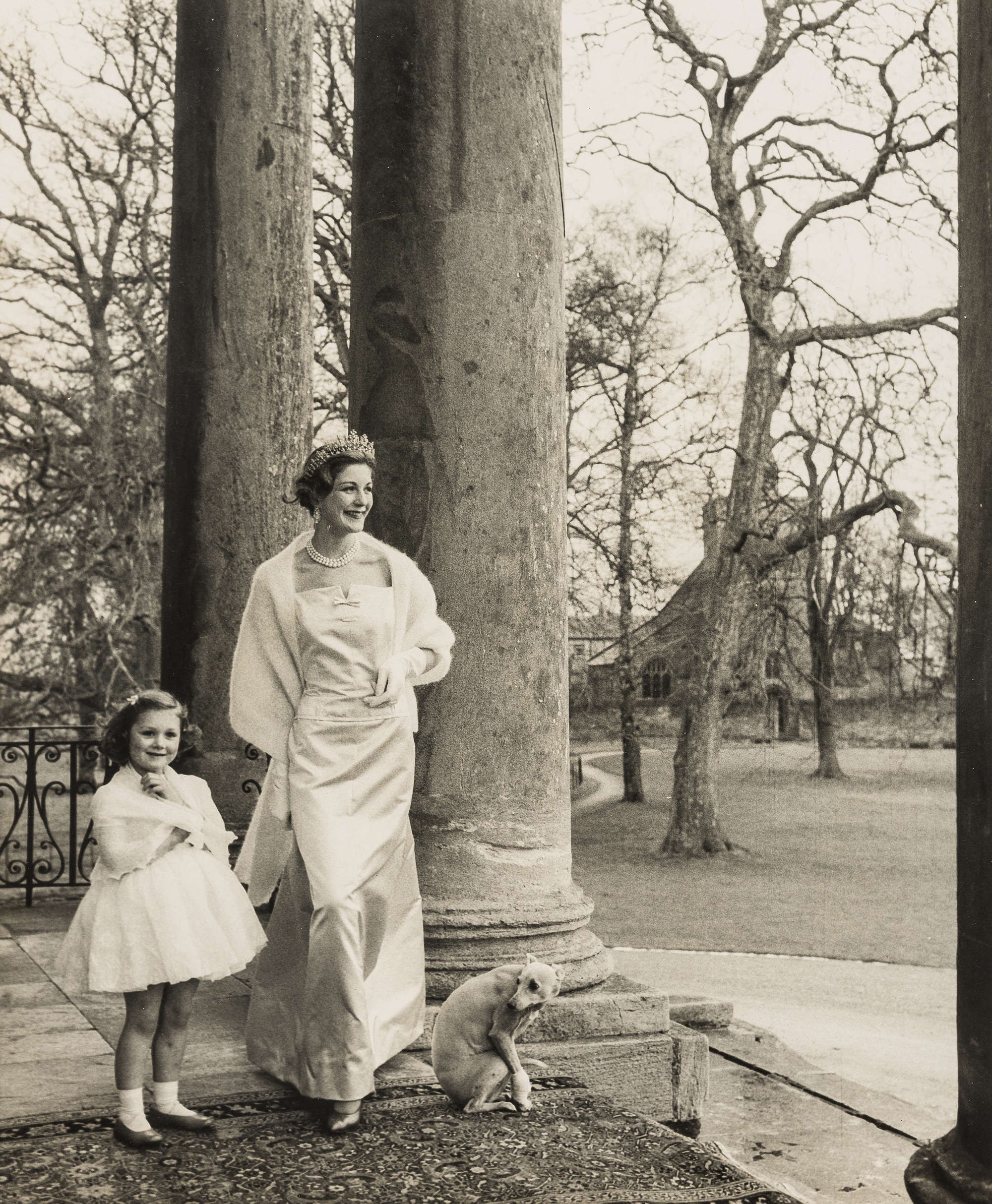 Герцогиня с дочерью и псом породы уиппет. Норман Паркинсон