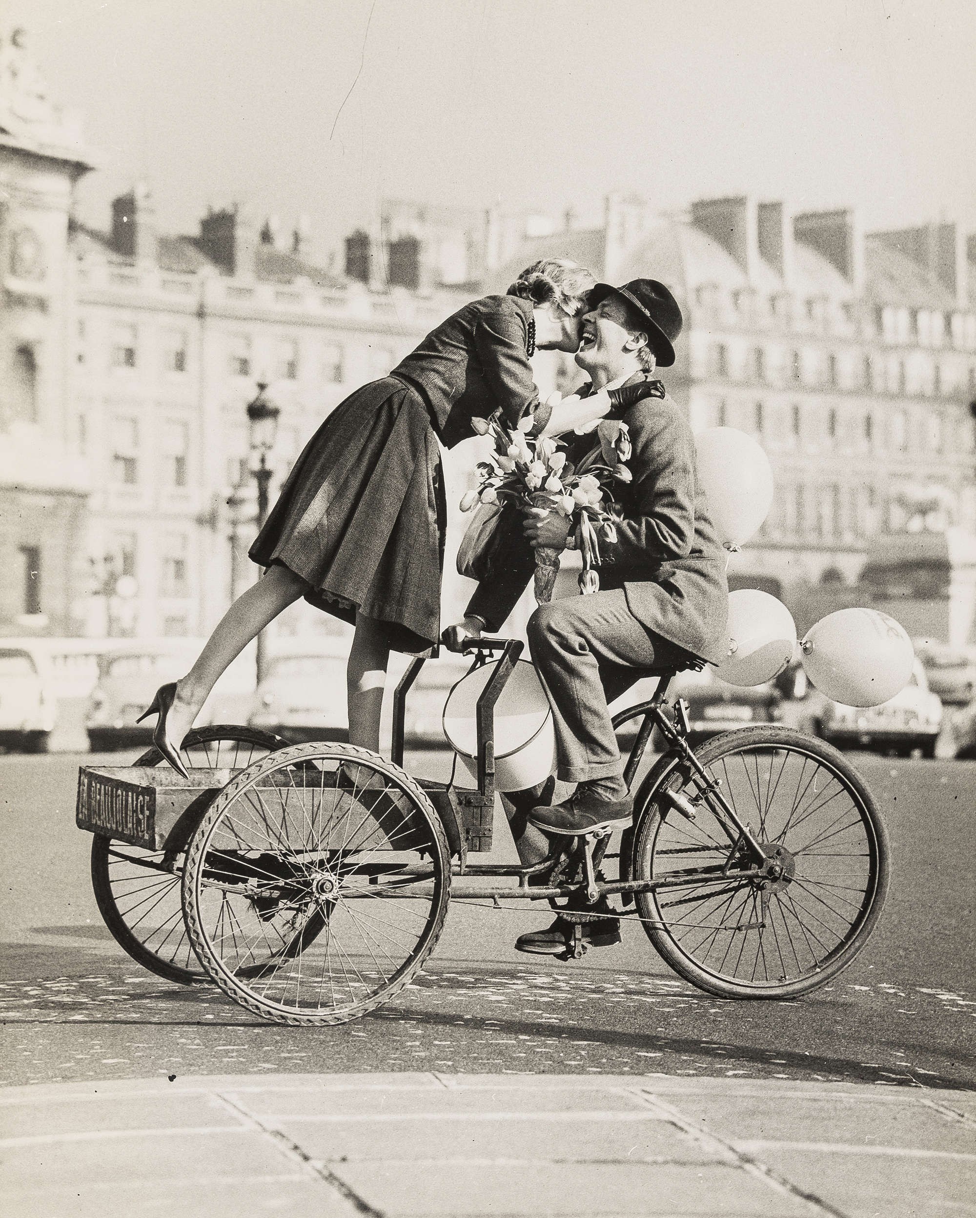 Пара на велосипеде с тюльпанами. Норман Паркинсон