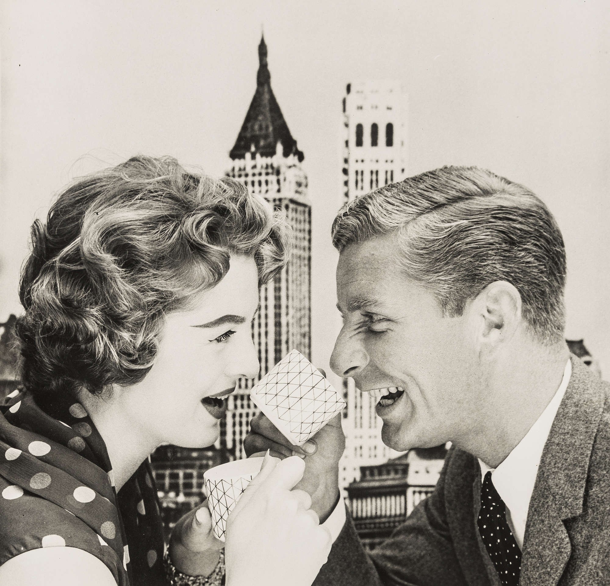 Пара чашек кофе и высокие здания, 1957. Норман Паркинсон