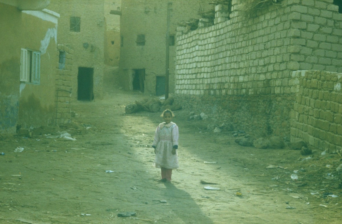 Девочка в розовом платье, Египет. Фотограф Долорес Марат