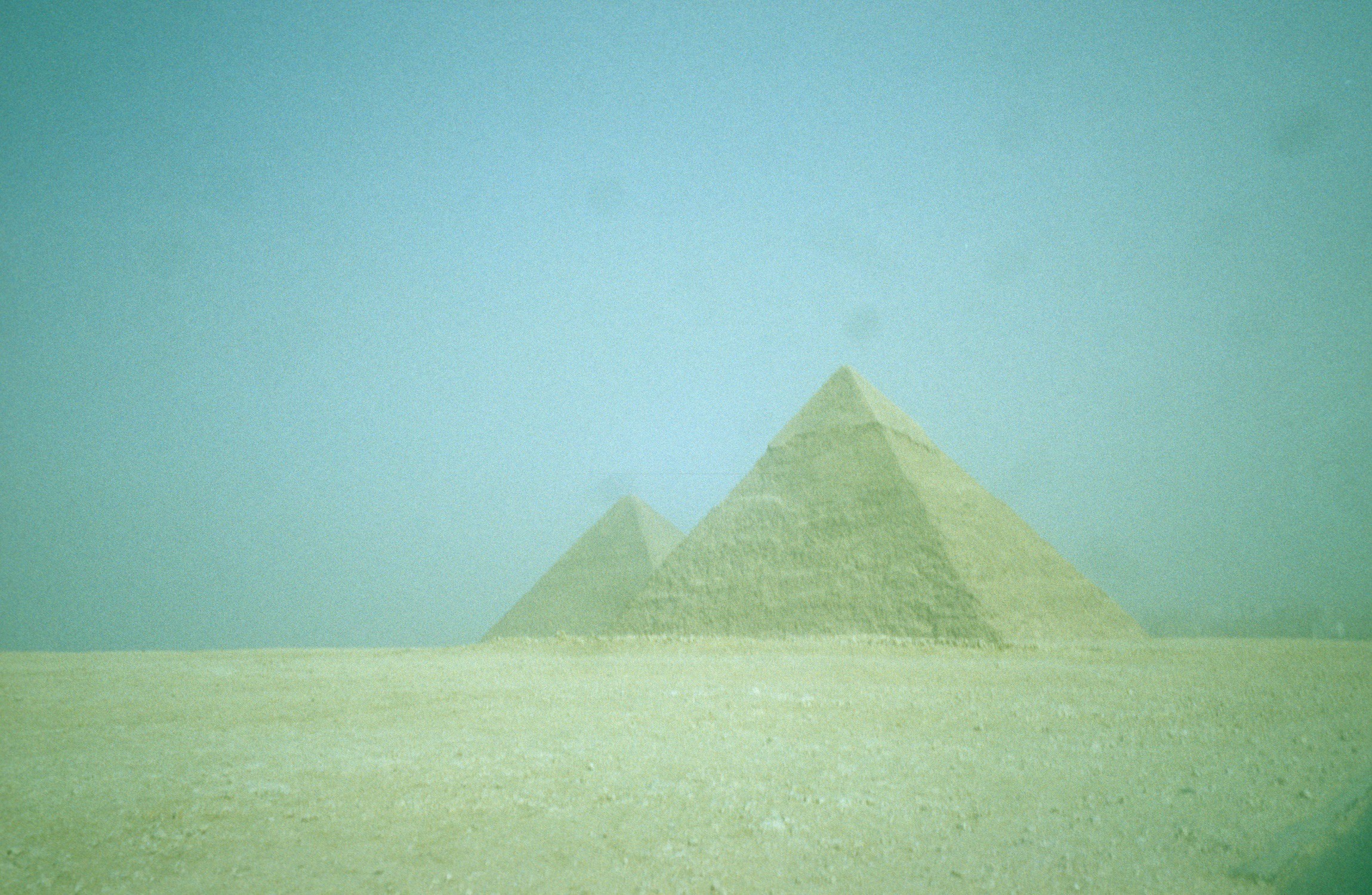 Просто две пирамиды. Фотограф Долорес Марат