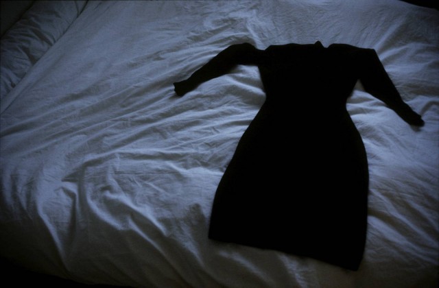 Чёрное платье на кровати, Париж, 1989 год. Фотограф Долорес Марат