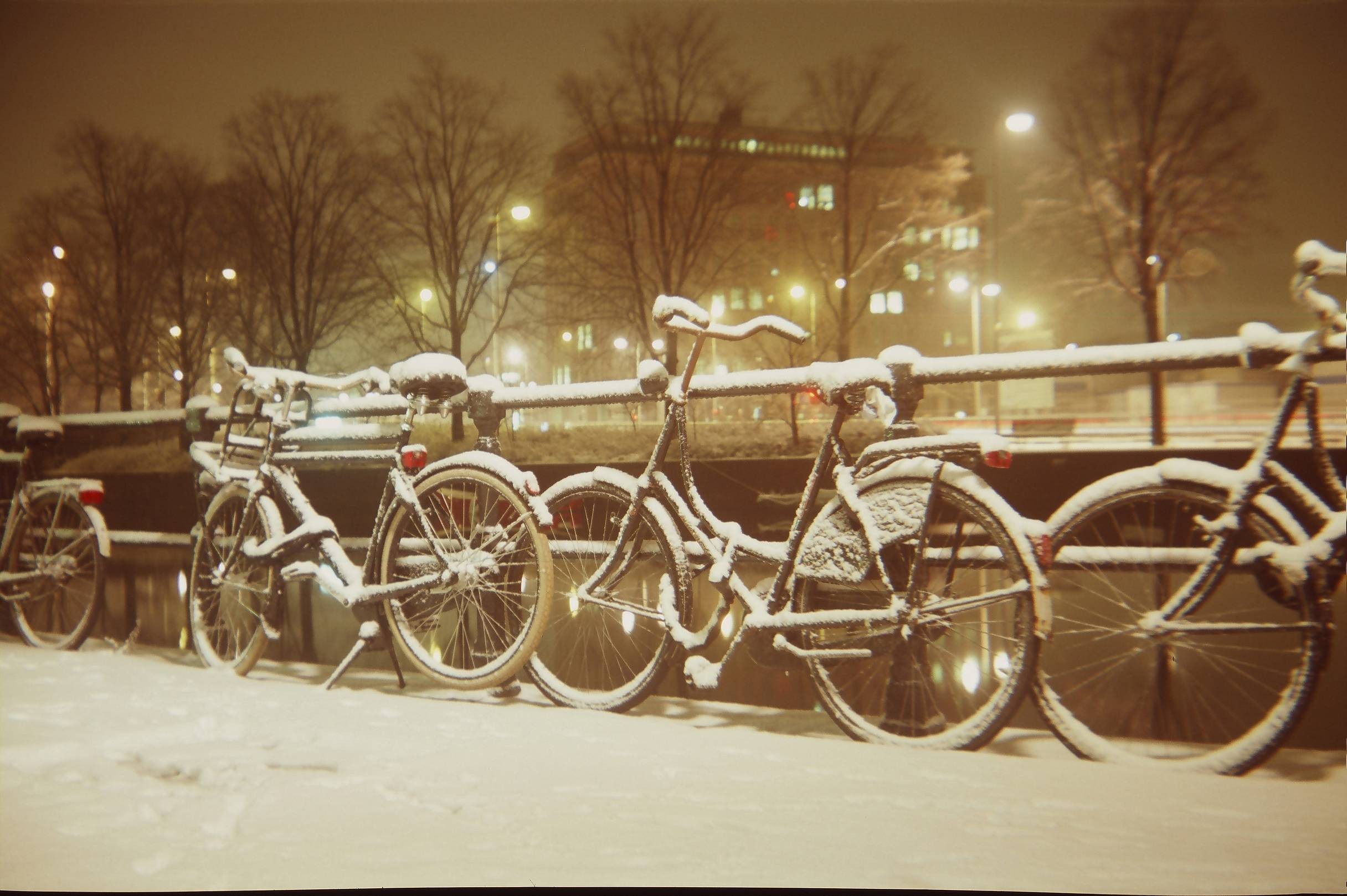 Зимняя сцена с велосипедами. Фотограф paramir