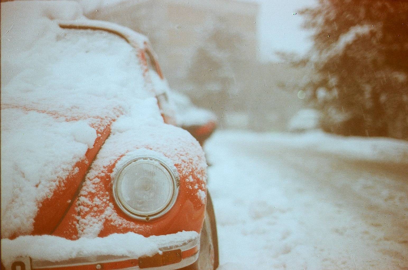Зимняя сцена с красным автомобилем. Фотограф athenenoctua