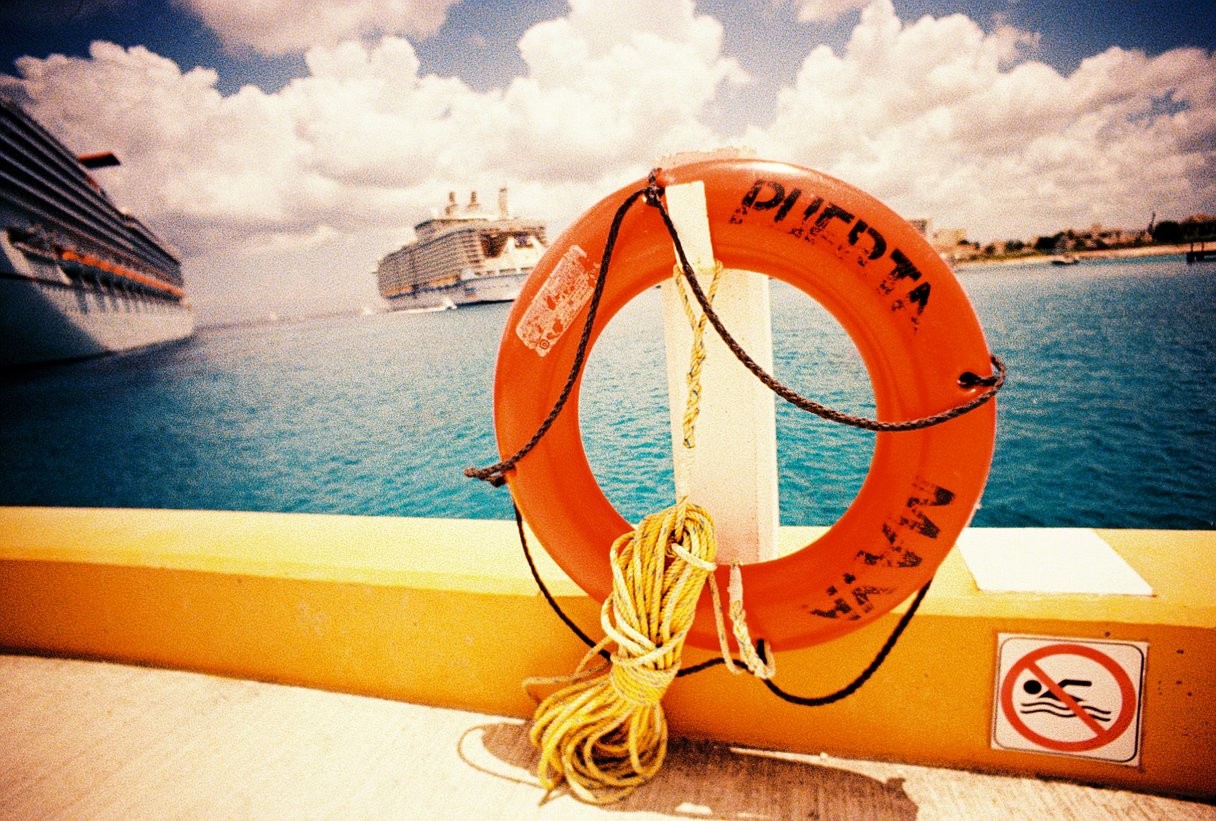 Круизный корабль у острова Косумель в Карибском море. Фотограф pzzzenguin