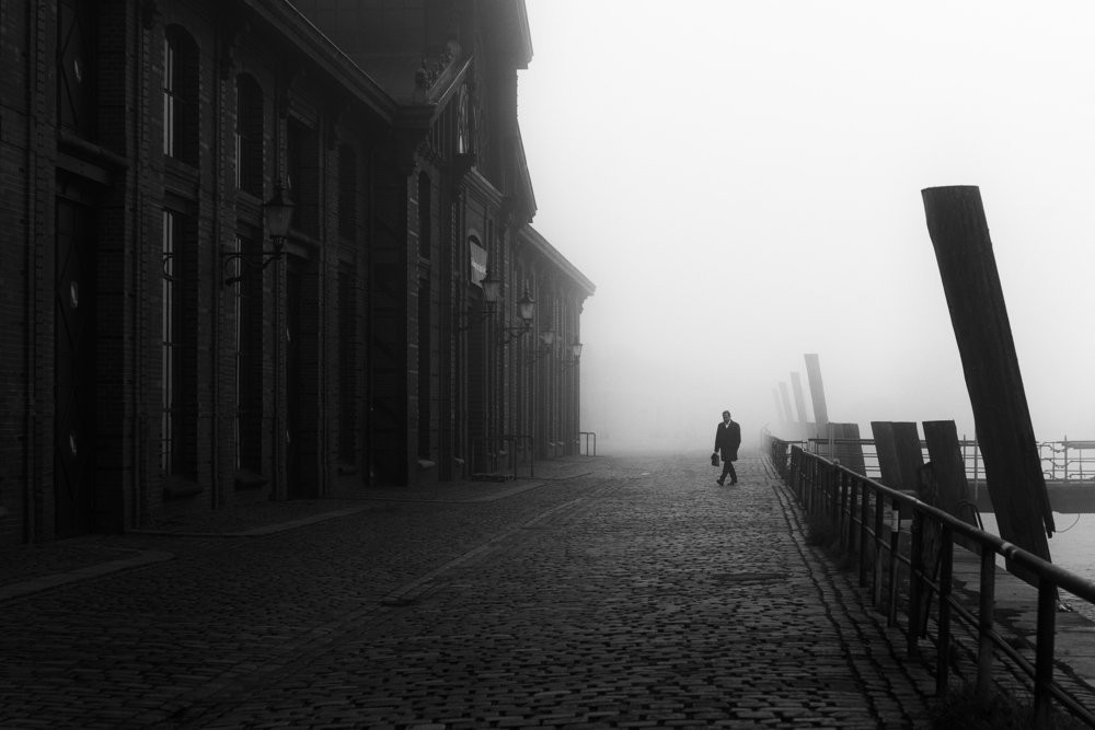 Прогулка в туман. Альтона, Гамбург, Германия. Фотограф Александер Шёнберг