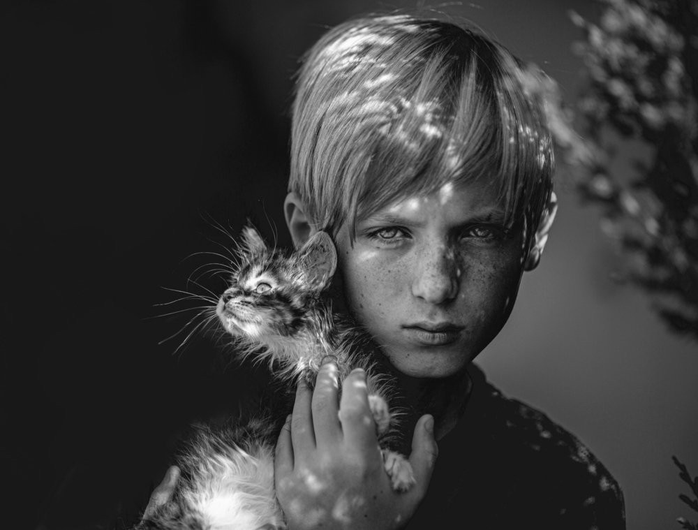 Мальчик с котёнком. Фотограф Анна Виноградова